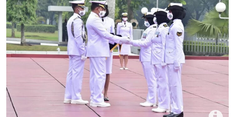Kasal Anugerahkan Tanda Kehormatan kepada Tiga Prajurit Kowa