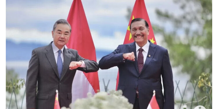 Menko Luhut Terima Menlu China di Danau Toba, Bahas Investasi