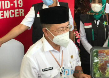 Bupati Herman Suherman Menjadi Orang Pertama yang Divaksin di Cianjur