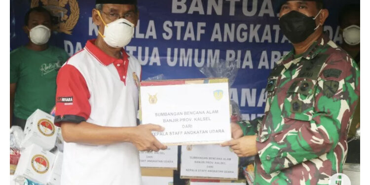 Lanud Sjamsudin Noor Salurkan Bantuan Kasau untuk Korban Banjir Kalsel