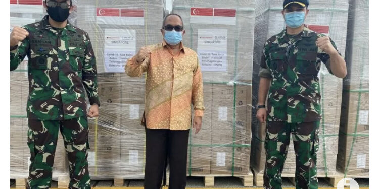 KRI Semarang Angkut 11,6 Juta Masker dari Singapura untuk Indonesia