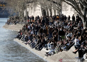 PM Prancis Berlakukan Penguncian Covid Sebulan di Paris