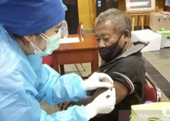 Sejumlah Pemulung Lansia ber-KTP DKI Ikuti Vaksinasi Covid-19