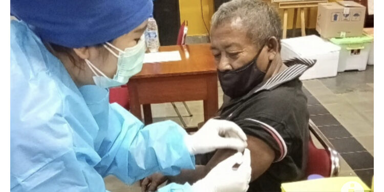 Sejumlah Pemulung Lansia ber-KTP DKI Ikuti Vaksinasi Covid-19