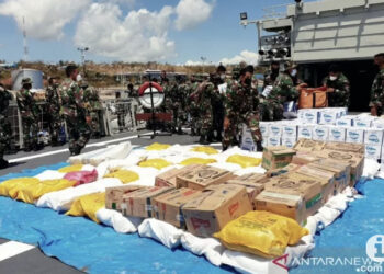 TNI Kerahkan KRI Ahmad Yani 351 Kirim Bantuan Kemanusiaan ke NTT