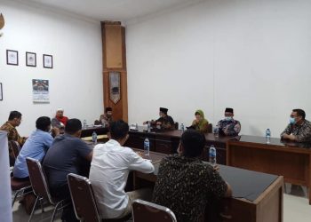 Jangan Hanya Menjadi Orang yang “Mendengar”, tapi Jadilah Orang yang “Mendengarkan”