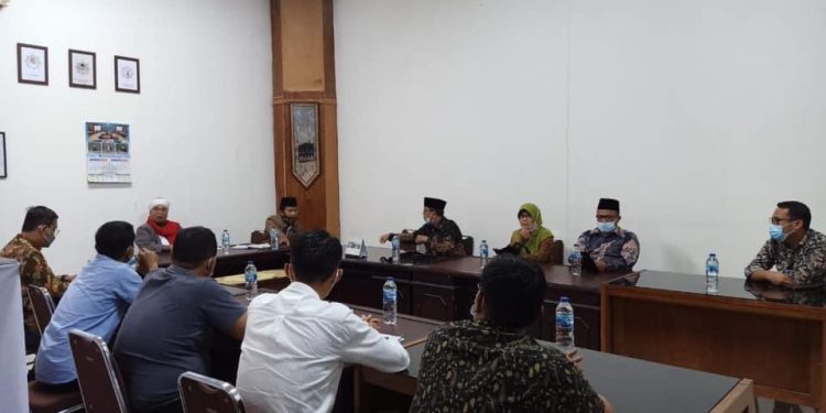 Jangan Hanya Menjadi Orang yang “Mendengar”, tapi Jadilah Orang yang “Mendengarkan”