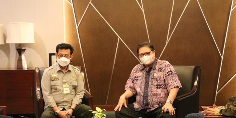 Menko Airlangga Sampaikan Komitmen Pemerintah Menguatkan Pangan di Hadapan Peternak Ayam