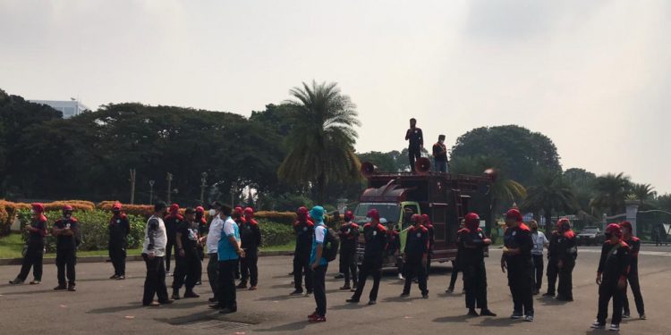Puluhan Massa Buruh KSPI Aksi Kawal Sidang Omnibus Law di MK