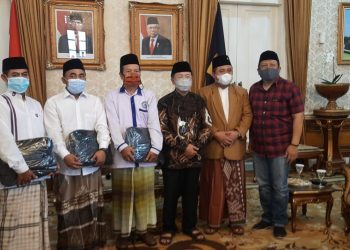Bupati Cianjur Bantu Laptop untuk Pengajar Sekolah Agama