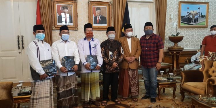 Bupati Cianjur Bantu Laptop untuk Pengajar Sekolah Agama