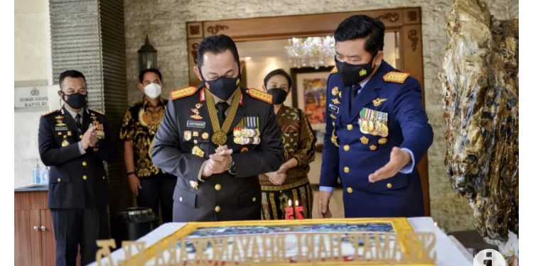 Panglima TNI Berikan Kejutan kepada Kapolri di Hari Bhayangkara