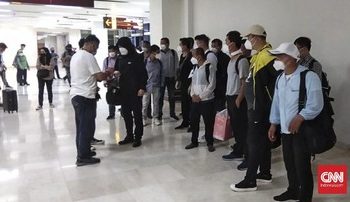 Ekonom dan Aktivis Buruh Respons Kedatangan WNA di Tengah PPKM