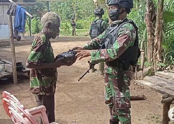 Satgas TNI Bagikan Beras untuk Warga Papua di Perbatasan RI-PNG
