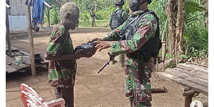 Satgas TNI Bagikan Beras untuk Warga Papua di Perbatasan RI-PNG