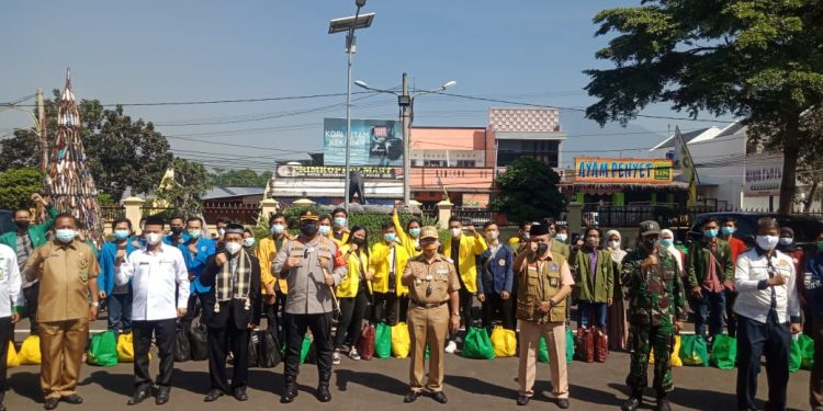 Polres dan BEM Cianjur Kerja Sama Bantu Warga Terdampak PPKM