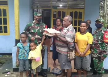 TNI di Mimika Beri Sembako pada Tokoh Agama