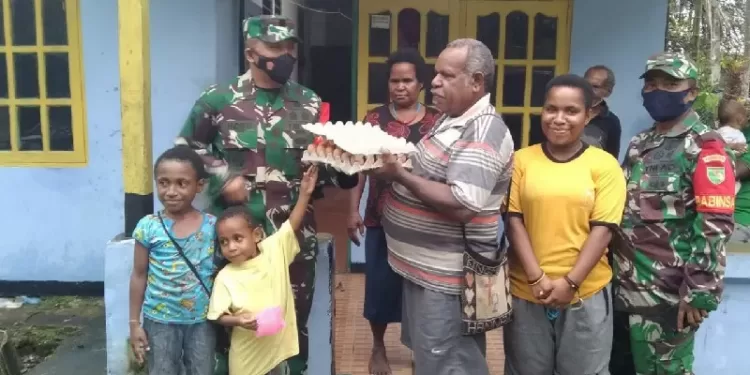 TNI di Mimika Beri Sembako pada Tokoh Agama