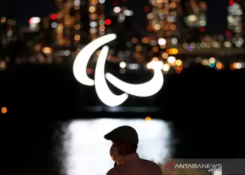 Jaenal dan Hanik Bawa Bendera Indonesia di Defile Paralimpiade Tokyo