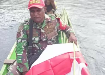 Aparat TNI di Yapen Gunakan Perahu Bagi Bendera Merah Putih ke Warga