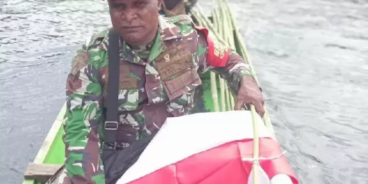 Aparat TNI di Yapen Gunakan Perahu Bagi Bendera Merah Putih ke Warga