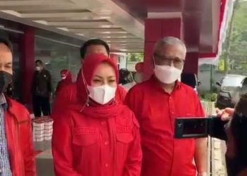 PDIP Cianjur Bagikan Makanan dan Piagam ke Nakes RSUD