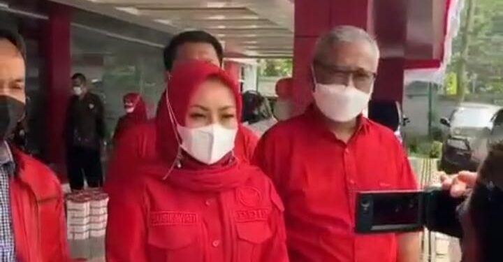 PDIP Cianjur Bagikan Makanan dan Piagam ke Nakes RSUD