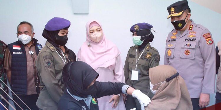 Kapolda NTB Meninjau Pelaksanaan ‘Vaksinasi Presisi Merdeka Goes To Campus’