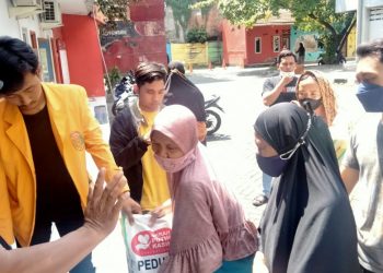 LEKSMA Jayabaya Bersama Warga Menyalurkan Bantuan Sosial (Bansos)
