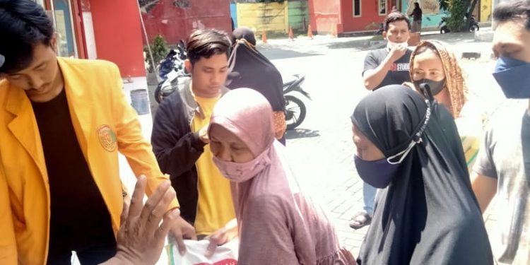 LEKSMA Jayabaya Bersama Warga Menyalurkan Bantuan Sosial (Bansos)