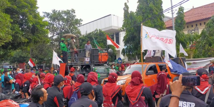 Aksi Ratusan Buruh Bogor Tuntut Sikap Disnaker terkait UMK dan UMSK