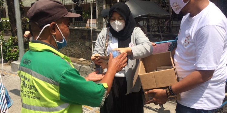 Dampak Pandemi, Gerakan Berbagi Untuk Negeri Bagi Nasi Bungkus