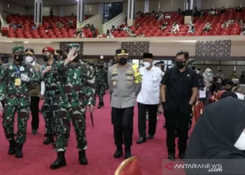 Panglima TNI Tinjau Vaksinasi Massal di Padang