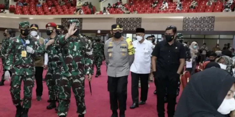 Panglima TNI Tinjau Vaksinasi Massal di Padang