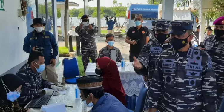 TNI AL Gelar Vaksinasi Maritim di Tanjung Pasir Tangerang