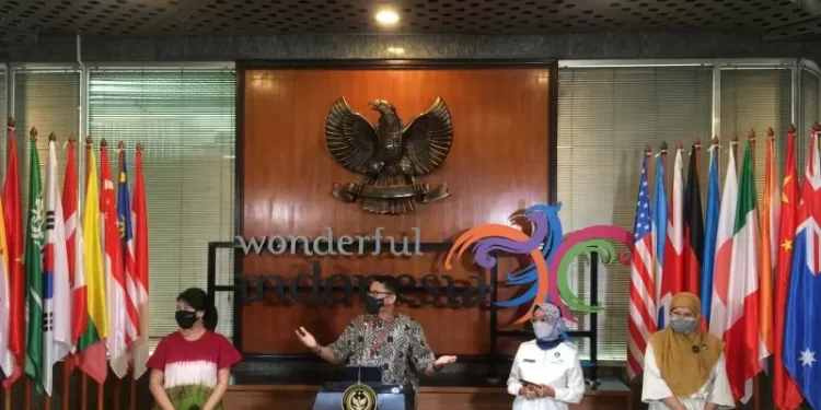 Menparekraf Sambut Baik Pagelaran Busana di Candi Prambanan
