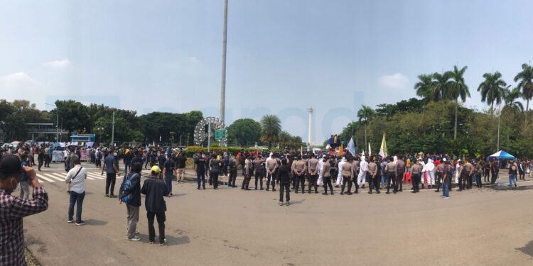[In Picture] Aksi Mahasiswa (BEM SI) di Silang Monas terkait Kepemimpinan Jokowi