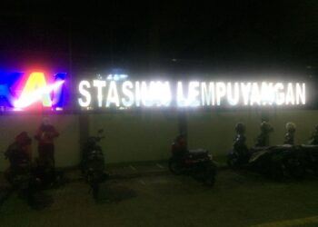 Calon Penumpang Kereta Api Protes Harga Rapid Antigen