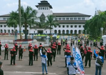 Ratusan Buruh KSPI Bandung Tuntut Kenaikkan Upah 10 Persen