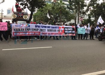 Ratusan Buruh KSPI Jakarta ke Gubernur Anies: Naikkan UMP 10 Persen