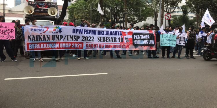 Ratusan Buruh KSPI Jakarta ke Gubernur Anies: Naikkan UMP 10 Persen