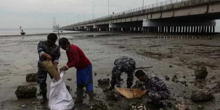 Koarmada II Gelar Program Laut Bersih 2021 di Suramadu
