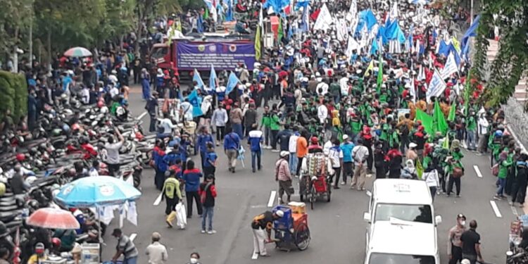 Ribuan Massa Buruh GASPER Aksi di Depan Gedung Negara Grahadi