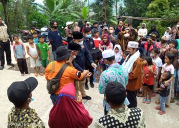 Wakil Ketua DPRD Cianjur Azis Sefudin Meresmikan Jalan dan Membagikan Bansos