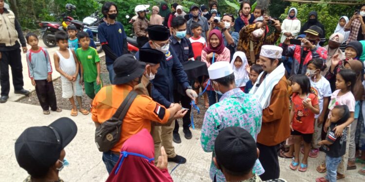 Wakil Ketua DPRD Cianjur Azis Sefudin Meresmikan Jalan dan Membagikan Bansos