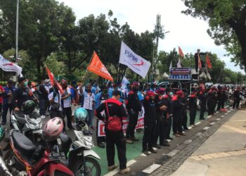 Aksi Buruh Konfederasi Serikat Pekerja Indonesia (KSPI) di Hari Pahlawan