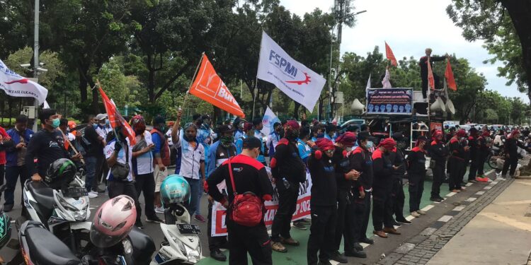 Aksi Buruh Konfederasi Serikat Pekerja Indonesia (KSPI) di Hari Pahlawan