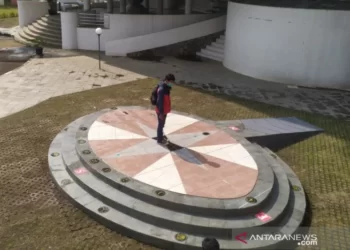 UPI Miliki Jam Matahari di Halaman Museum Diknas