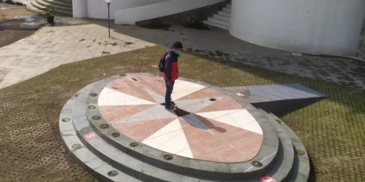 UPI Miliki Jam Matahari di Halaman Museum Diknas