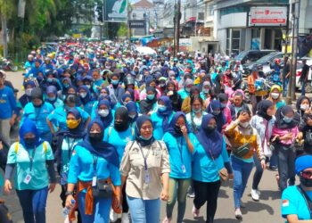 Ribuan Buruh Pabrik di Sukabumi Keluar untuk Ikut Aksi soal Upah